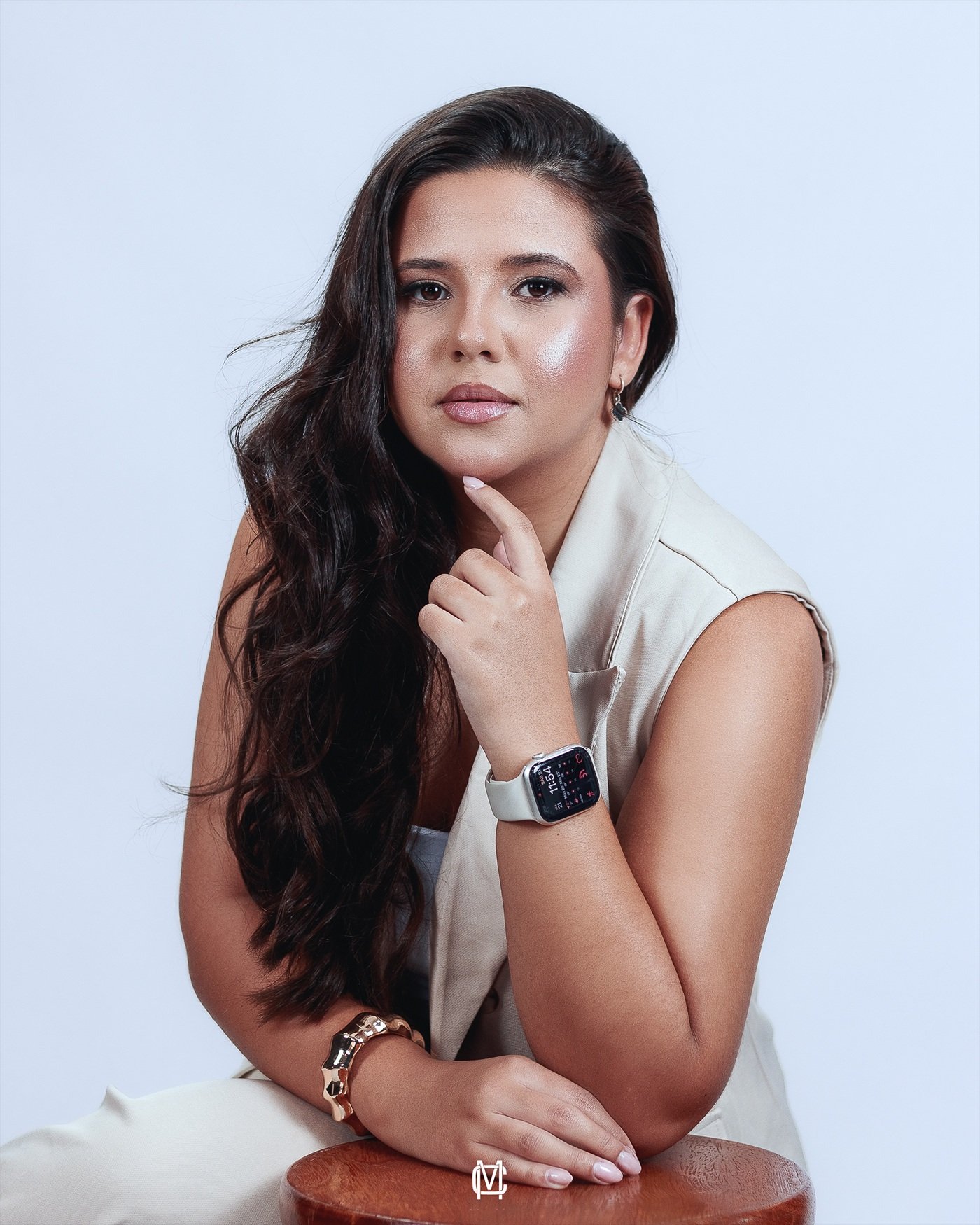Lorena Coutinho, especialista em design de sobrancelhas e extensão de cílios